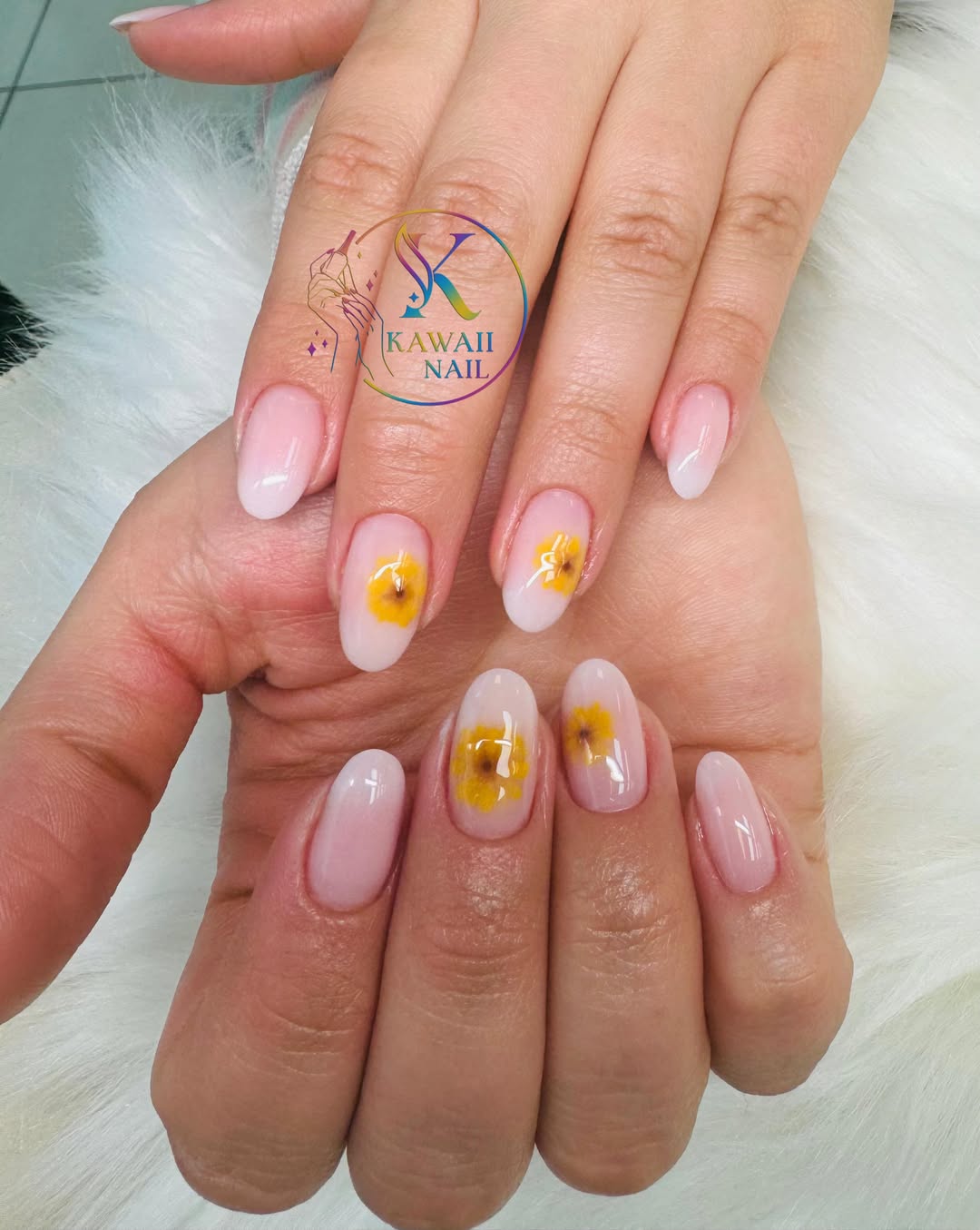 Gule blomster negldesign